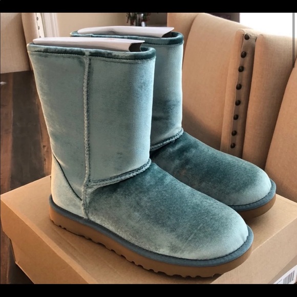 Ugg Women's Blue Classic Short Ii Velvet - Picture 1 of 4